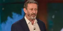 Michele Serra e il Pd che oscilla su caso Albanese, ali estreme e striscioni violenti