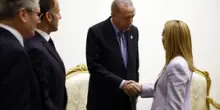 Erdogan a Meloni: "Dovrebbe smettere di fumare"
