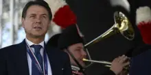 Conte presenta la sua mozione sulla Libia e si sposta al centro. Pd e Avs: “Aveva già firmato la nostra”