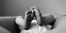 La crisi demografica non si combatte solo a colpi di assegni unici. I nuovi dati sulla natalità