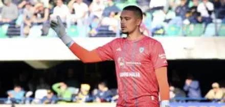 Anche qualche tifoso dell'Hellas ha applaudito Elia Caprile