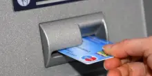 Il bancomat ti "mangia" la carta? Il tasto da premere e come agire in questi casi