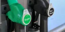 Benzina sotto 1,7 euro: record dal 2021, giù anche il diesel