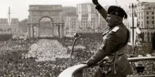 Riccione, via la cittadinanza a Mussolini. Cruciani in tackle: "Non avete un c... da fare"