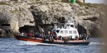 La mina della Corte di Giustizia Ue. "Non c'è reato di favoreggiamento per chi fa entrare minori in Italia"
