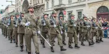 L’ultima crociata delle femministe: vietare le visite a scuola degli alpini