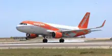 Fumo in cabina, paura a bordo di un volo easyJet: l'atterraggio d'emergenza a Malpensa, cosa è successo