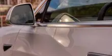 Sacchetti di plastica sugli specchietti delle auto: ecco perché