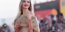 Angiolina Jolie compie 50 anni. La carriera e la vita di un'icona che venne anche scartata dagli 883