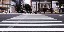 Quando attraversare sulle strisce pedonali può causare una multa. Il divieto che (forse) non conosci