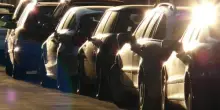 Parcheggi fuori dalle strisce, ecco quando sono leciti: cosa dice il Codice della Strada