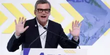Calenda: "Smettere di fumare? Non ci penso proprio. I politici con la sigaretta erano migliori"