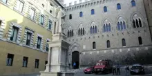 Fitch promuove la strategia Mps. Mediobanca, Monge molla Nagel