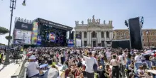 Accerchiata e palpeggiata da tre tunisini. L'orrore tra la folla del Concertone