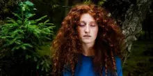 Scrub del cuoio capelluto, perché stimola la crescita sana dei capelli
