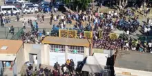 Tensioni fuori lo stadio, petardi e match sospeso. Caos in Lecce-Napoli