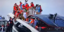 Le naufraghe influencer e i selfie mentre il loro yacht si inabissa