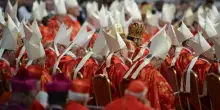 L'omelia di Re "cancella" Papa Francesco