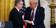 Dazi, accordo Usa-Uk. Trump attacca Powell: "Stupido". E l'Ue prepara i controdazi da 95 miliardi