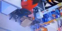 "Devo bruciare la chiesa". E la straniera minaccia cassieri e clienti del supermercato