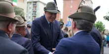 "Apolitici, persone per bene". Crosetto omaggia gli Alpini e smonta le polemiche