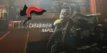 Baby centauro di 9 anni sfreccia su mini moto tra la folla: follia per le vie di Napoli