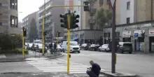 Scappa dalla polizia in scooter, cade e muore. Era amico di Ramy
