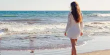 Abiti casual lunghi e chemisier, 5 look da copiare alle star a 50 anni
