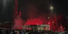 Clacson, petardi e fumogeni: tifosi del Napoli sotto l'albergo del Cagliari. Cosa è successo