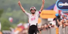 Giro d’Italia, tappa folle: caduta di massa, Ciccone ko e Asgreen domina