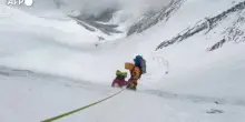 Vola giù dall'Everest e sopravvive: la folle impresa