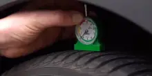 Migliaia di auto con pneumatici fuorilegge. Così rischi di prendere una multa