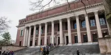 "Violano i diritti civili, non proteggono gli ebrei". Trump riapre lo scontro con Harvard