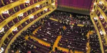 Vietati canottiere, infradito e maleducazione. Alla Scala torna il dress code