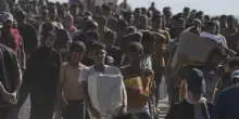 L'assalto e gli spari in aria: Gaza nel caos per la consegna degli aiuti. Accuse tra Israele e ONU