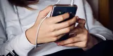 "Danneggiano salute e apprendimento". E Valditara vieta i cellulari anche alle superiori
