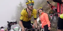 Giro d’Italia, sul Colle delle Finestre capolavoro di Yates, che si prende la maglia rosa