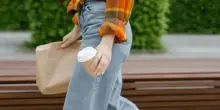 Jeans: a zampa o slim? Ecco quali modelli scegliere a 60 anni (e come abbinarli)