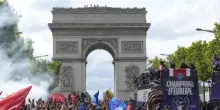 A Parigi una festa infernale: due morti e 600 arrestati