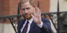 “Vuole il cognome della madre”. La mossa di Harry per allontanarsi dalla royal family