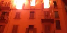 Milano, si lancia dal quinto piano per sfuggire al rogo: morta una donna. I vicini: "Litigio col compagno"
