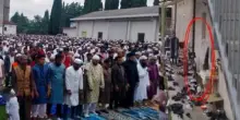 "Allah Akbar". E gli islamici in preghiera al santuario coprono una statua di Gesù con un telo