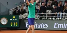 Sinner asfalta Djokovic e va in finale