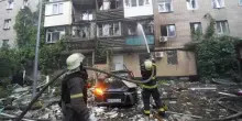 Nuovi raid in Ucraina. Trump: "Hanno dato motivo a Mosca". Zelensky: "Putin assassino di bimbi"