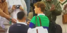 Chi è il regista con gli occhiali che Sinner ha snobbato al Roland Garros