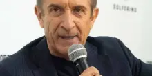 A Ezio Greggio la targa Troisi. "Io premiato in memoria sua"