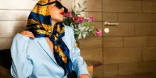 Leggero e versatile, il foulard: idee per indossarlo d'estate