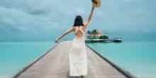 Total white, il look evergreen che piace per la spiaggia