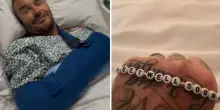 David Beckham operato al polso: la foto dall’ospedale pubblicata da Victoria