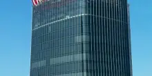 Milano, paura a City Life. Collassa l'insegna sulla Torre Hadid a 192 metri di altezza